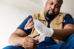 injured-worker-bandaging-hand